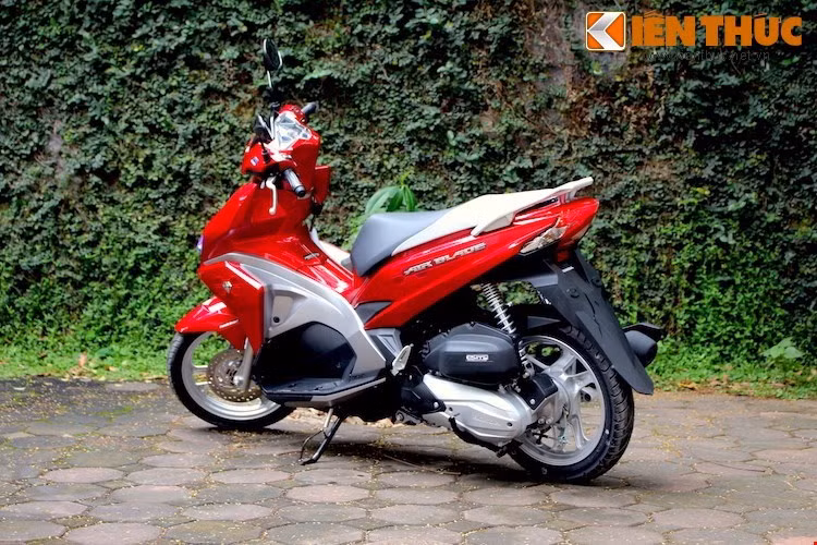 Với thiết kế mới hiện đại, sắc sảo và năng động hơn, Air Blade mới đã được khá nhiều người dùng trẻ với độ tuổi từ 20 tới dưới 30 đánh giá cao. Tuy nhiên, nhóm khách hàng trung niên lại nhận xét rằng chiếc xe hơi trẻ quá với họ.