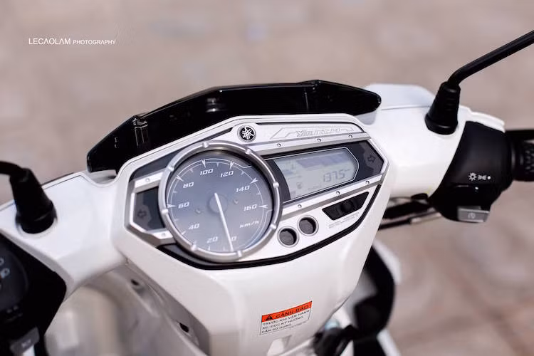 Bảng đồng hồ trên Nouvo hiện đại hơn nhiều khi có màn hình hiển thị đa thông tin có khả năng tính được mức tiêu thụ nhiên liệu trung bình.