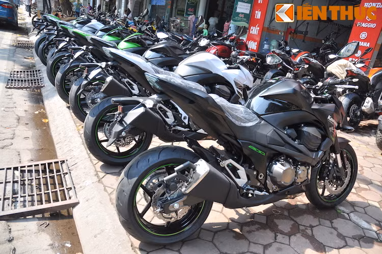 Đứng bên cạnh nhau, sự khác biệt giữa Z800 và Z1000 mới được thể hiện rõ qua từng chi tiết của xe.