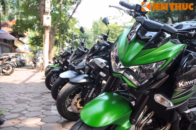 Phần đầu Z800 có đèn pha choá trong hơn và thiết kế "hiền" hơn.