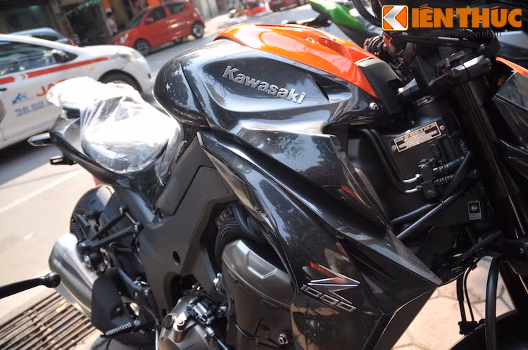 Trong khi Z1000 chỉ có tem nổi.