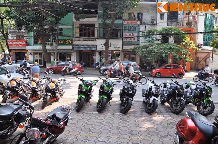 Ở đợt hàng này, Z800 được nhập về với đủ màu sắc trong khi Z1000 chỉ có màu cam "nóng bỏng".