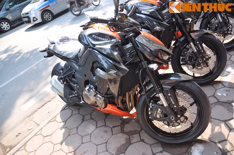 Trong khi đó, Z1000 sở hữu khối động cơ 4 xi-lanh, dung tích 1.043cc, sản sinh công suất tối đa 142 mã lực tại 10.000 v/ph và mô-men xoắn cực đại 111 Nm tại 7.300 v/ph. Xe được trang bị hộp số 6 cấp cùng hệ thống xả và khung phát triển từ người anh em ZX-10R Ninja.