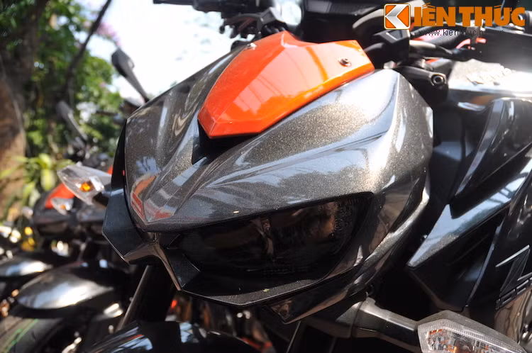 Trong khi Z1000 có choá pha tối màu, đặt sâu bên trong dàn áo sắc nhọn đầy vẻ "nguy hiểm".
