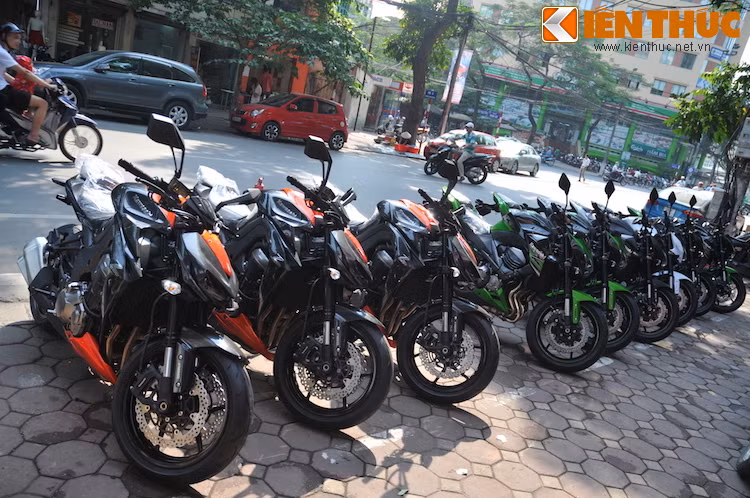 Cả dàn xe môtô Kawasaki Z1000 và Z800 này được một cửa hàng chuyên mua bán và sửa chữa xe môtô Phân khối lớn (Pkl) trên phố Lê Đại Hành, Hà Nội nhập khẩu về Việt Nam.