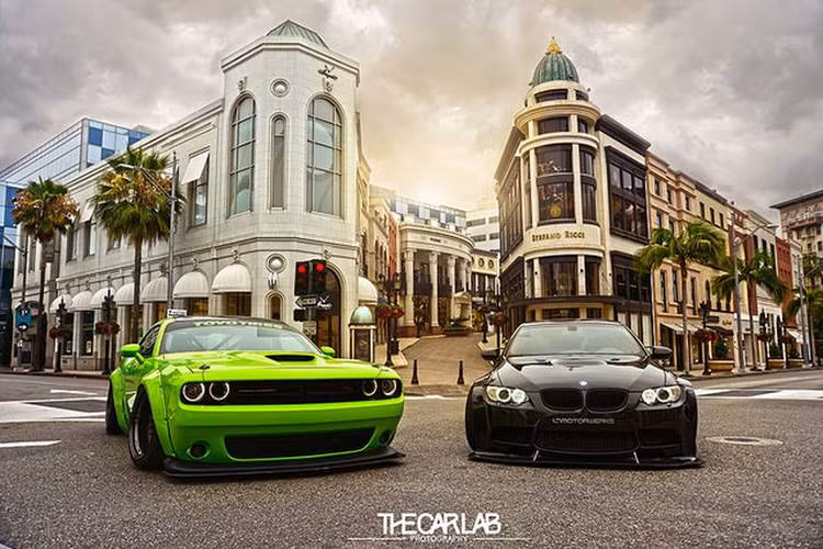 Bao gồm tổng cộng 6 món: ốp cản trước, ốp dè 4 bánh và cánh đuôi, bộ widebody của Liberty Walk đã khiến ngoại hình của chiếc Challenger thay đổi rõ rệt.