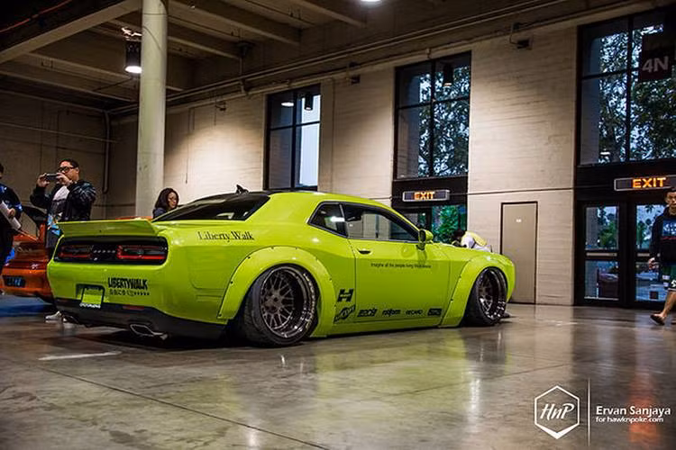 Ngay từ khi bỏ tiền ra mua chiếc Challenger này, chủ xe đã tính ngay đến việc độ “tới bến” mà chẳng thèm đợi cho nó hết rốt-đa.