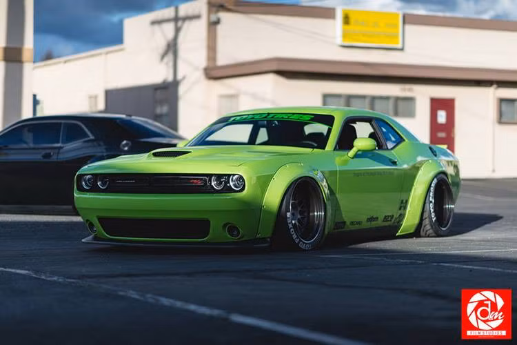 Được thiết kế theo phong cách xe đua Nhật những năm 60-70, bộ widebody này tỏ ra cực kỳ phù hợp với kiểu dáng hoài cổ, gợi nhớ về chiếc Challenger thế hệ đầu tiên.