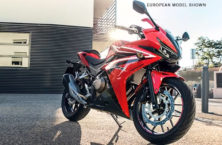 So với phiên bản cũ, chiếc sportbike Honda CBR500R 2016 đã được sửa đổi lại thiết kế, khiến chiếc xe có kiểu dáng thể thao và sắc sảo hơn.