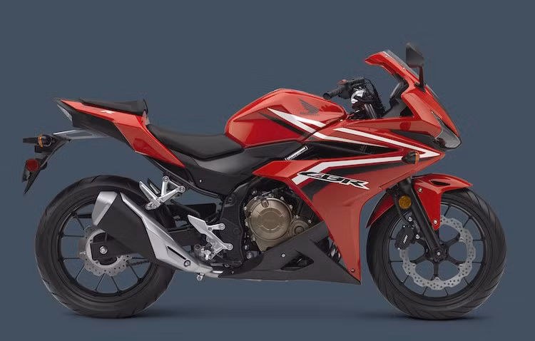 Ở hai bên thân xe, những thay đổi dễ nhận ra nhất gồm bình xăng với dung tích lớn hơn và ống xả mới.