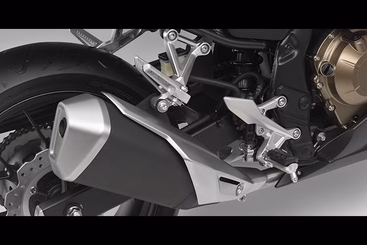 Động cơ của CBR500R 2016 vẫn được giữ nguyên so với thế hệ 2015, với 2 xi-lanh thẳng hàng DOHC, làm mát bằng nước và có dung tích 471 cc.