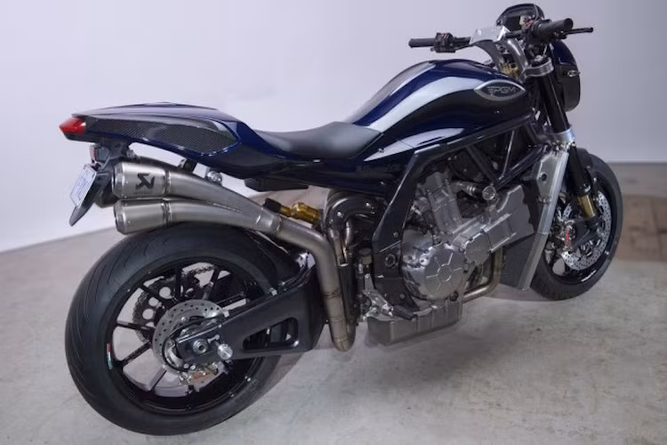 Hệ thống xả được "đặc chế" dành riêng cho PGM V8 bởi hãng Akrapovic nổi tiếng.