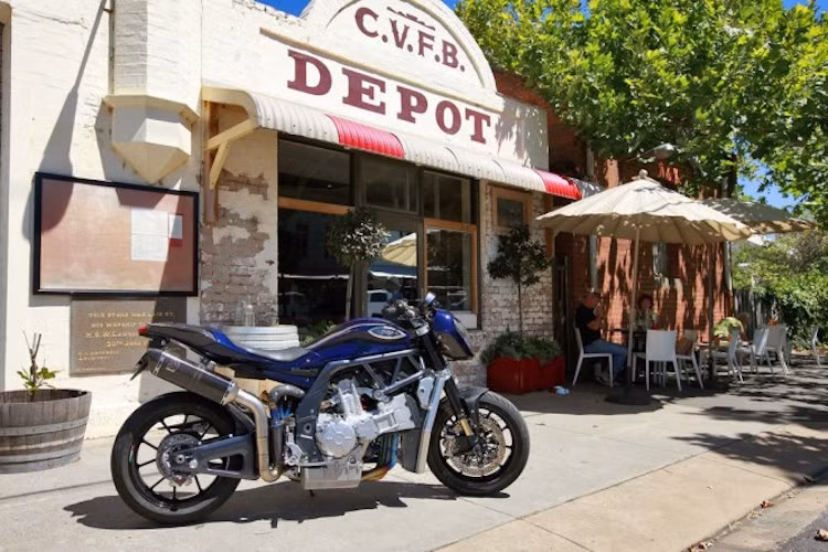 Đổi lại mức giá đó, khách hàng sẽ có một chiếc xe cực kỳ "độc", và là một trong số ít những môtô sở hữu động cơ V8 trên Thế giới hiện nay.