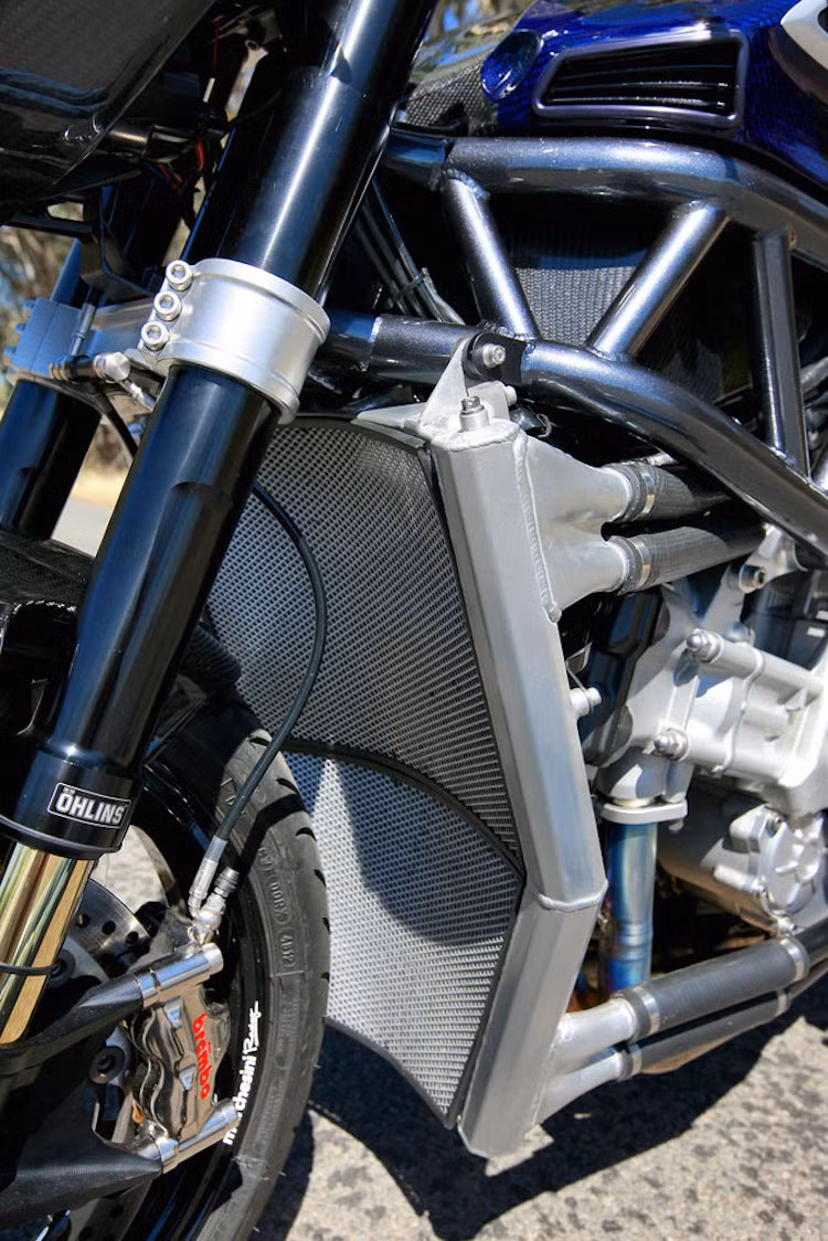 Động cơ này có công suất lên tới 334 mã lực, mô-men xoắn cực đại 214 Nm, số vòng tua tối đa 12800 rpm và hộp số côn tay nồi ướt 6 cấp.