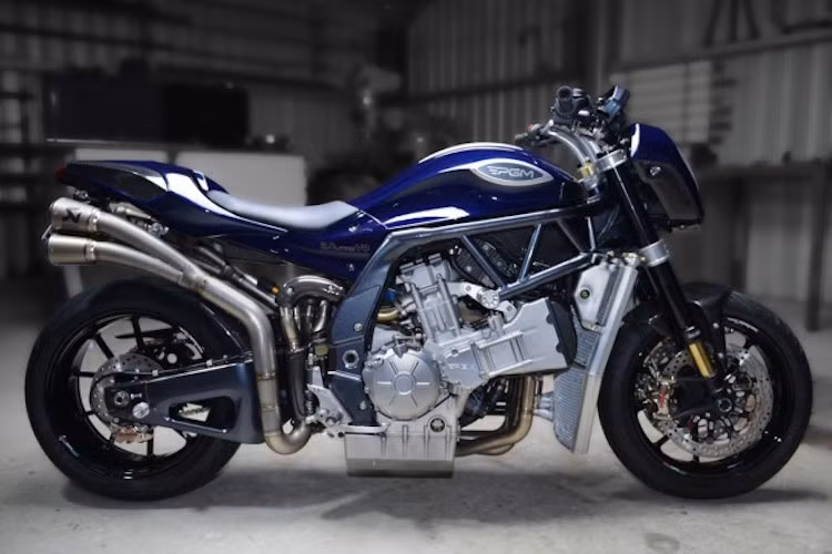 Chiếc xe được trang bị khung thép chromoly dạng Trellis cực kỳ chắc chắn, với động cơ đặt thấp nhằm tăng độ ổn định cho xe.