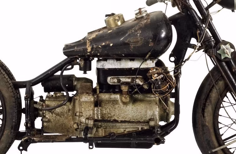 Một trong hai điểm nổi bật nhất của BS4 đó là nó dùng động cơ ôtô từ chiếc Austin 7. Trên thực tế, động cơ 4 xi-lanh thẳng hàng đặt dọc của xe còn có dung tích lớn hơn 50 cc so với chiếc ôtô kia, đạt 797 cc thay vì 747 cc.