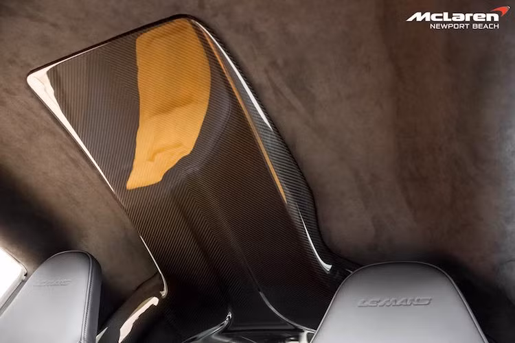 Khe hút gió trên mui xe có đường dẫn bằng sợi carbon xuyên qua khoang lái, tới khoang động cơ phía sau.