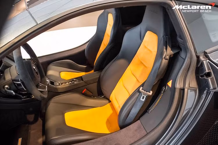 Các ghế ngồi được bọc kết hợp giữa da và alcantara.