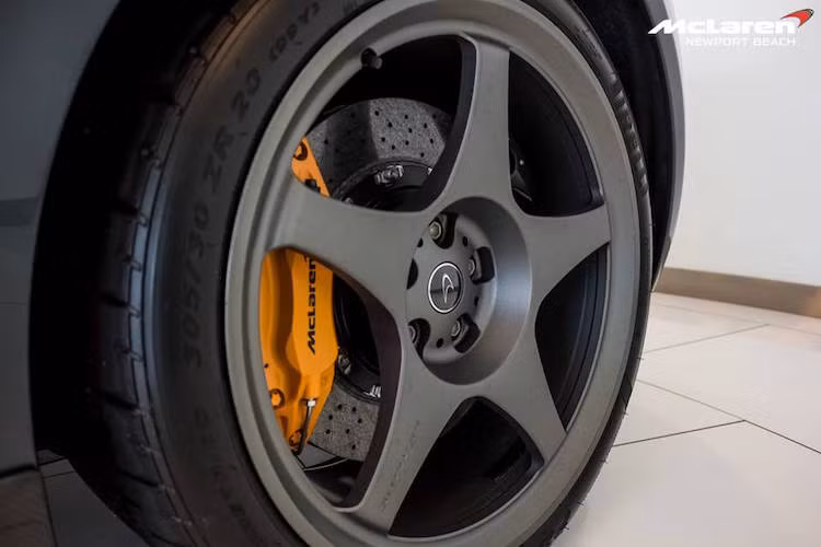 Bộ mâm của xe có đường kính 19 inch cho bánh trước và 20 inch cho bánh sau, với thiết kế hình sao 5 cánh sơn màu vàng đồng tương tự chiếc F1 GTR chiến thắng tại giải Le Mans.