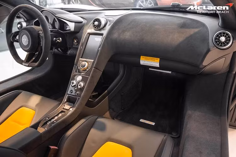 Nội thất của chiếc xe không có nhiều thay đổi so với bản 650S thường.