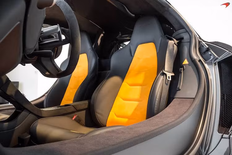 Trên tựa đầu của mỗi ghế ngồi đều có dập nổi logo Le Mans. Ngay cả những thềm cửa cũng được bọc alcantara mềm mại, cao cấp.