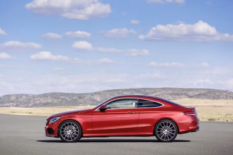 Đương nhiên, thay đổi lớn nhất ở phiên bản này đó là cửa sau trên C-Class sedan đã bị loại bỏ, đồng thời vòm mái của xe cũng thấp và đem lại cảm giác thanh lịch hơn.