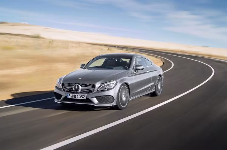 Cả C-Class Coupe thường và AMG đều sẽ được hãng trưng bày tại triển lãm Frankfurt vào tháng sau.