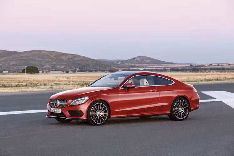 Về cơ bản, thiết kế của phiên bản C-Class coupe không có nhiều điểm chung từ phần đầu trở về sau so với những "người anh em" sedan.