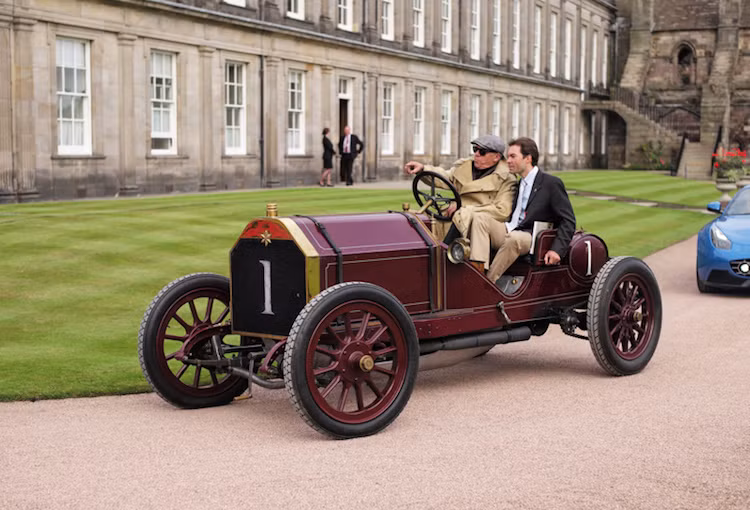 Nguyên nhân phía sau sự đa dạng, phong phú này đó là vì trước khi lễ hội diễn ra, đích thân Nữ hoàng Anh đã đề xuất rằng sân vườn của cung điện nên được đỗ kín bởi những chiếc xe đẹp nhất Thế giới.