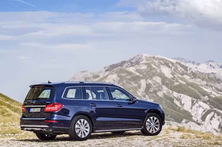 Trong khi đó, phiên bản cao hơn là GLS 550 với động cơ V8 tăng áp kép nay đã có công suất nâng thêm 20 mã lực, đạt tổng cộng 449 mã lực. Mọ phiên bản bình thường của GLS đều sẽ có hộp số tự động 9 cấp 9G-Tronic.