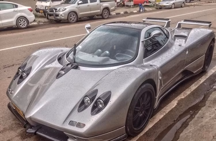 Đến cả siêu xe cực hiếm Pagani Zonda Z cũng đã có mặt tại Lào.