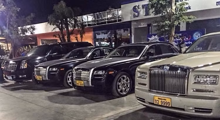 Những siêu xe với biển đẹp tại Lào đã khiến nhiều người bất ngờ về độ "chịu chơi" của các đại gia ở đất nước Triệu Voi này.