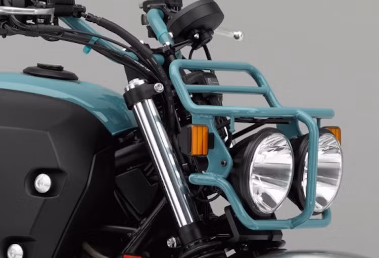 Điều này được thể hiện rất rõ qua cặp đèn pha kép với giá để đồ ở phía trước của chiếc xe.