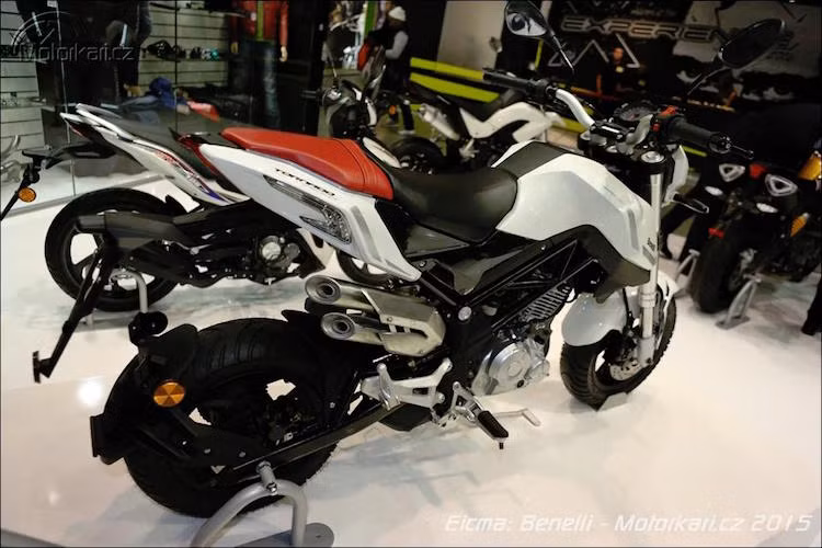 Phần đuôi có thiết kế vuốt nhọn, ống xả đặt cao ở phía bên trái khiến cho Tornado Naked T thể thao hơn, tương tự một mẫu streetfighter.