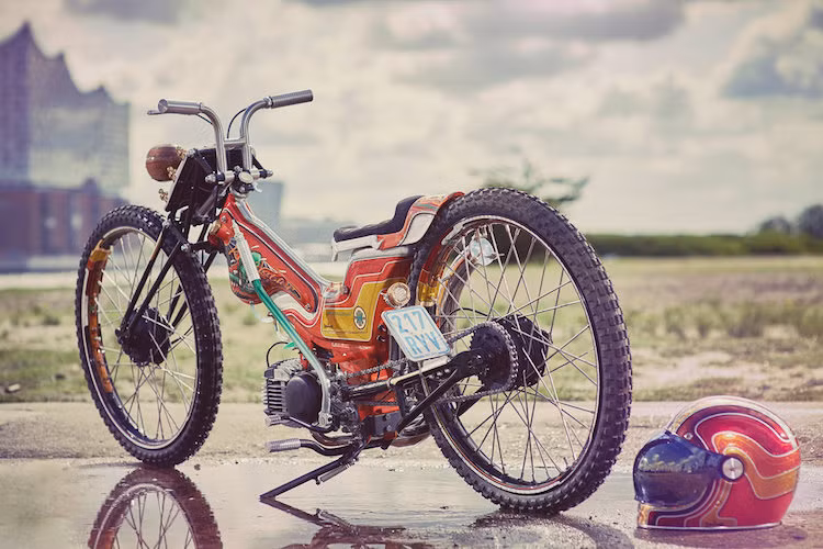 Khi còn ở tuổi "teen", Danny Schramm cùng những người bạn đã từng sở hữu những chiếc xe Kreidler Florett và "làm loạn" ở các khu làng địa phương. Sau nhiều năm, Danny đã trưởng thành và mở ra một công ty độ xe cho riêng mình - SchrammWerk.