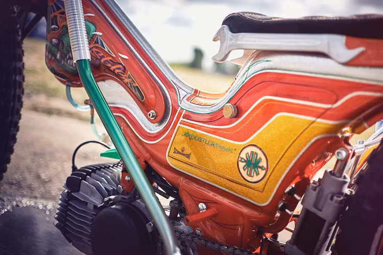 Không chỉ có kiểu dáng cực cá tính, Danny tin rằng chiếc xe phải có khả năng vận hành tương xứng. Chính vì vậy anh đã liên lạc với Sven Naber ở xướng NHPower để độ lại toàn bộ động cơ, côn đấu và chế hoà khí mới.