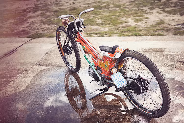 Những hạng mục độ cuối cùng bao gồm bình xăng mới, cùng hệ thống điện và ECU được đấu ở Muller Motorcycle. Nghệ nhận Ingo Kruse ở Đức chịu trách nhiệm sơn lại và trang trí chiếc xe bằng những hình vẽ airbrush vui nhộn và nước sơn cam metalflake.