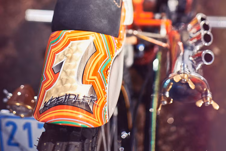 Ống xả của xe với 6 đầu nhỏ được chế tạo thủ công ở xưởng Chopper Kulture. Xưởng này cũng đã chế ra chiếc đèn pha nhỏ nhắn phía trước với với vỏ làm bằng gỗ tếch.