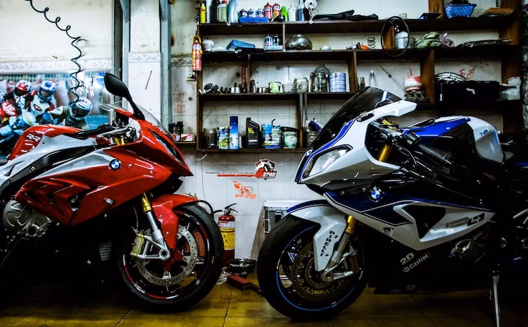 Trong khi tay phanh đã được thay bằng loại của Brembo thì cụm tay côn đã được đặt option BMW HP Clutch Lever. Việc này xuất phát từ sự đồng bộ, khi cụm tay côn được tích hợp với công tắc đề, nếu bỏ công tắc sẽ mất garanti do ECU xe không hiểu được số, kéo theo hệ thống sang số nhanh cũng mất tác dụng.