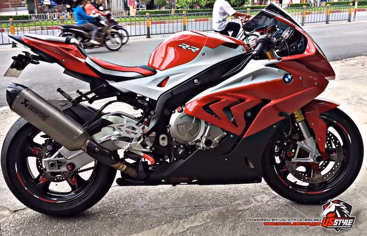 Chỉ nhìn sơ qua, chúng ta đã có thể thấy một số món đồ chơi "hàng khủng" như bọc yên Luimotor, pô Akrapovic Titanium Slip-on Special Edition chính hãng BMW, và đặc biệt là sự xuất hiện của cặp mâm Rotobox làm từ sợi carbon.