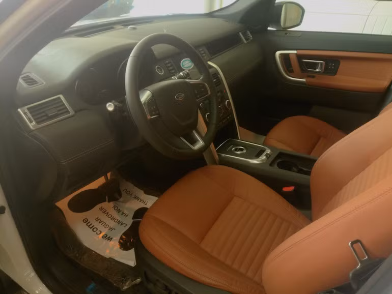 Dù nằm dưới Discovery 4 trong danh mục sản phẩm của Land Rover nhưng Discovery Sport vẫn sở hũu nội thất cao cấp và tiện nghi.