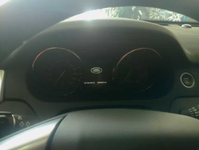 Cách bố trí bảng đồng hồ của Discovery Sport khá giống các dòng xe Toyota mới, với màn hình hiển thị đa thông tin nằm giữa 2 đồng hồ analog.