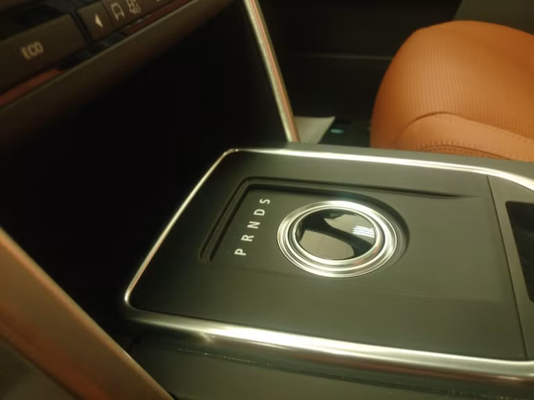 Discovery 4 Sport tại Hà Nội là phiên bản HSE Luxury 2015 với máy xăng I4 2.0L tăng áp công suất 240 mã lực cùng hộp số tự động 9 cấp. Xe có khả năng địa hình xuất sắc với góc tới và góc thoát tương ứng 25 và 31 độ, cùng khả năng lội qua vùng nước sâu 600mm.