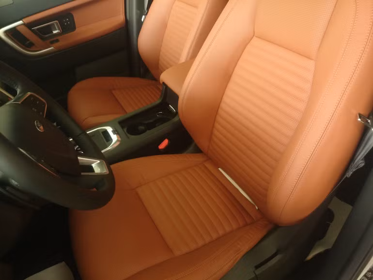 Các ghế được thiết kế ôm lưng và bọc bằng da cao cấp, đem lại cảm giác dễ chịu.