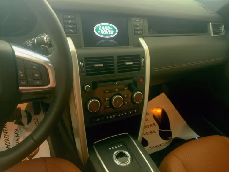 Tuy nhiên, nhiều người có thể không thích thiết kế vuông vức trong cabin xe cùng những chi tiết nhựa ốp sơn màu bạc.