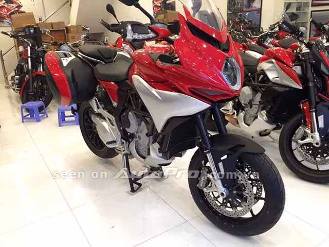 Tại Việt Nam, MV Agusta Turismo Veloce 800 Lusso Edition có giá khoảng 800 triệu đồng.