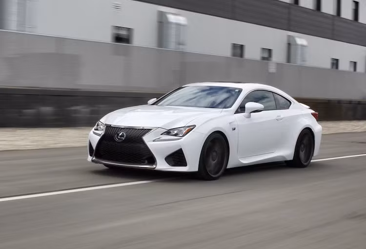 Đương nhiên về mặt sức mạnh, chiếc RC-F hoàn toàn áp đảo với khối động cơ V8 5.0l 467 mã lực và mô-men xoắn cực đại 530 Nm.