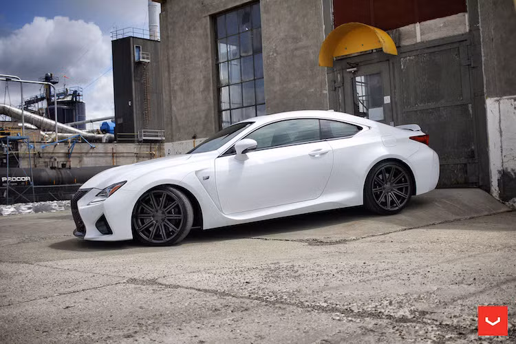 Tại Mỹ, một chiếc RC-F có giá khởi điểm lên tới 62.400 USD (tương đương 1,36 tỷ đồng).