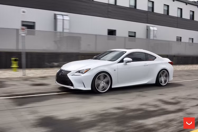 Dù chỉ được trang bị động cơ 3.5l V6 nhưng Lexus RC 360 F-Sport cũng không hề "yếu đuối" với công suất 306 mã lực và mô-men xoắn cực đại 375 Nm.