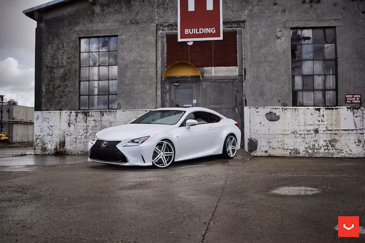 Trong khi chiếc RC 350 F-Sport sử dụng mâm CV5 màu bạc bóng thể thao và tinh tế hơn. Cả 2 chiếc xe đều có mâm với kích thước 20 x 9 inch cho bánh trước và 20 x 10 inch cho bánh sau.